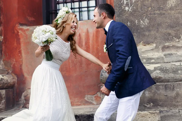 Felice appena sposato giovane coppia che celebra e divertirsi al beau — Foto Stock