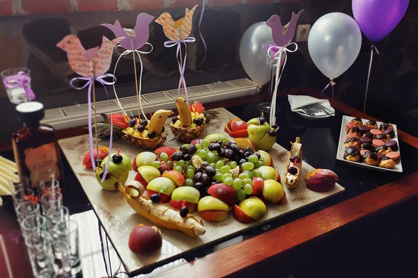 Hermoso pastel de boda y cupcakes en la decoración —  Fotos de Stock