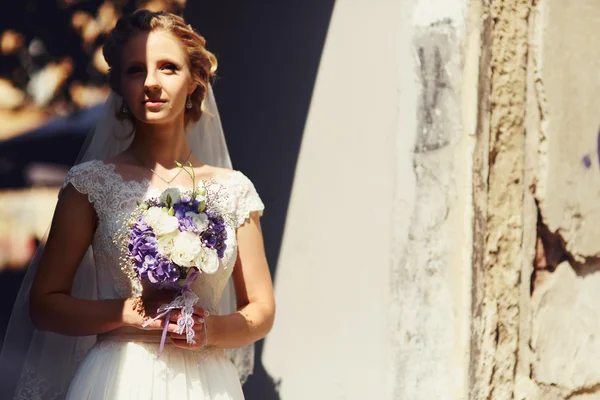 Retrato de novia al aire libre con sombras — Foto de Stock