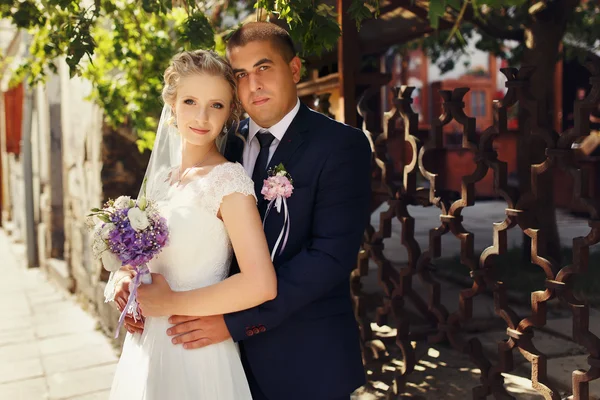 Noiva elegante e noivo posando juntos ao ar livre em um casamento da — Fotografia de Stock