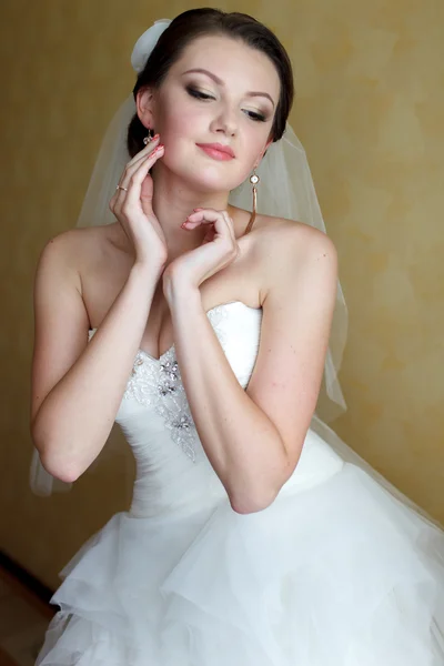 Ochtend portret van de bruid witgeverfde in jurk — Stockfoto