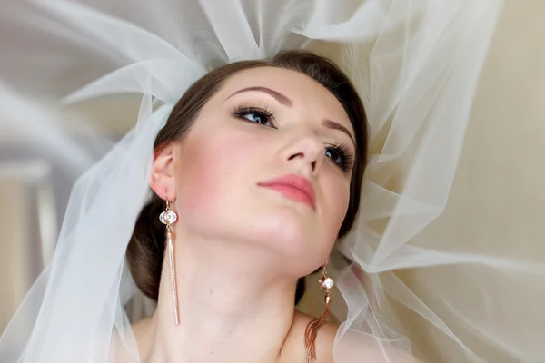 Ritratto mattutino della sposa in abito — Foto Stock