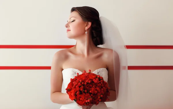 Mariée posant avec bouquet — Photo
