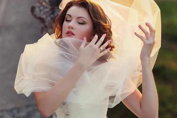 Portrait de mariée après mariage dans le parc près du château — Photo