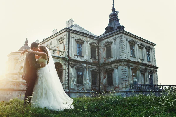 Dos parejas después de la boda en el parque tne cerca del castillo — Foto de Stock