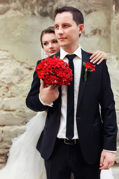 Bride hugging groom from behind — Stock Photo, Image