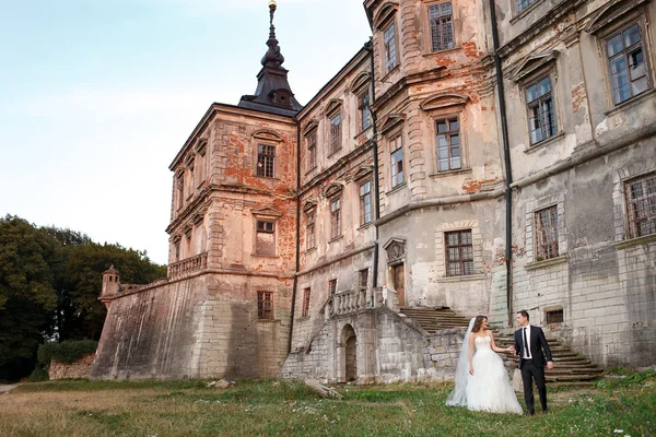 Två par efter bröllop i tne park nära slottet — Stockfoto