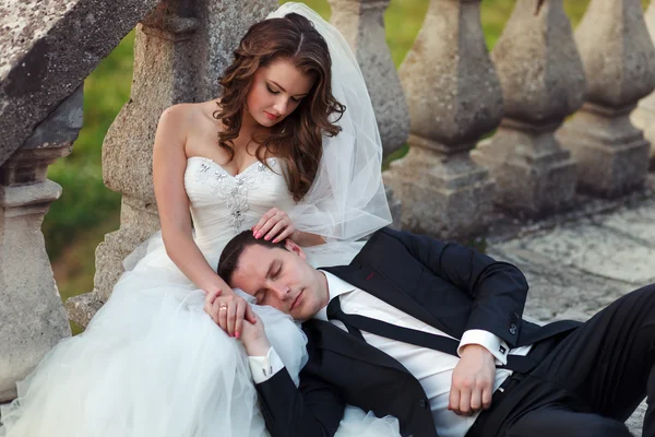 Twee paar na huwelijk in tne park in de buurt van het kasteel — Stockfoto