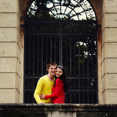 Antik Arkın altından yürüyen güzel Çift