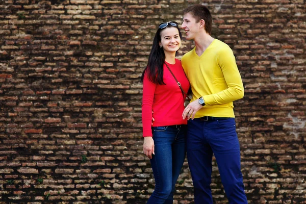 Pareja divertida sonriendo en el fondo del Vaticano — Foto de Stock