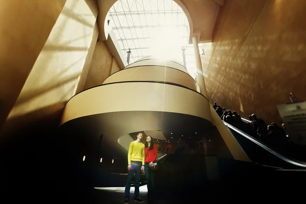 Romantic couple in the Vatican Museums. The sun's rays fall on t — Stock Photo, Image