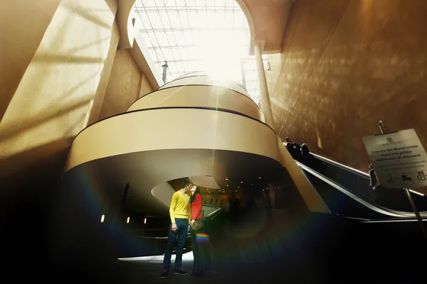 Romantic couple in the Vatican Museums. The sun's rays fall on t — Stock Photo, Image