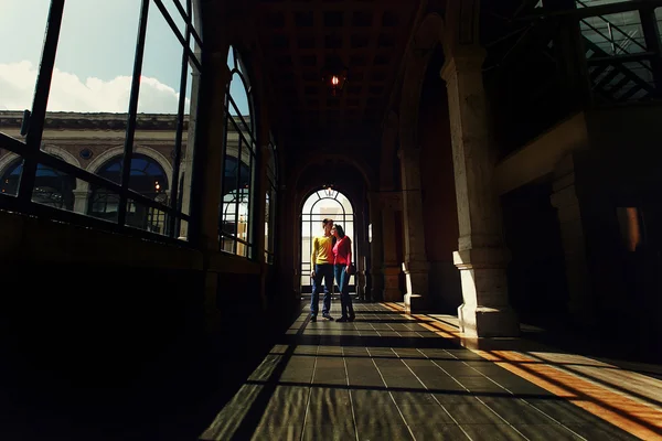 Romantic couple in the Vatican Museums. — Stock Photo, Image