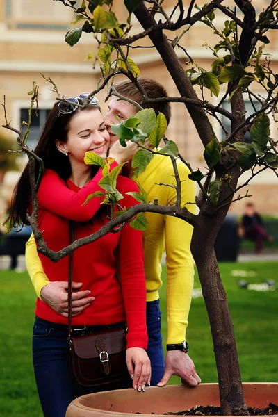 Coppia amorevole seduta vicino all'albero di limone nel giardino del Museo Vaticano — Foto Stock