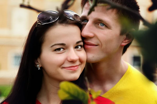 Retrato de cerca de los jóvenes. Pareja en el jardín Vaticano en Roma, Italia — Foto de Stock