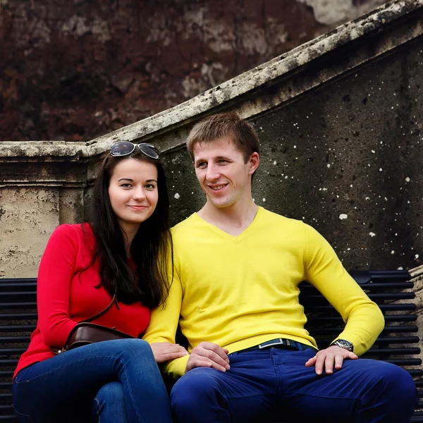 Pareja sentada en un banco en el jardín del Vaticano en Roma, Italia — Foto de Stock