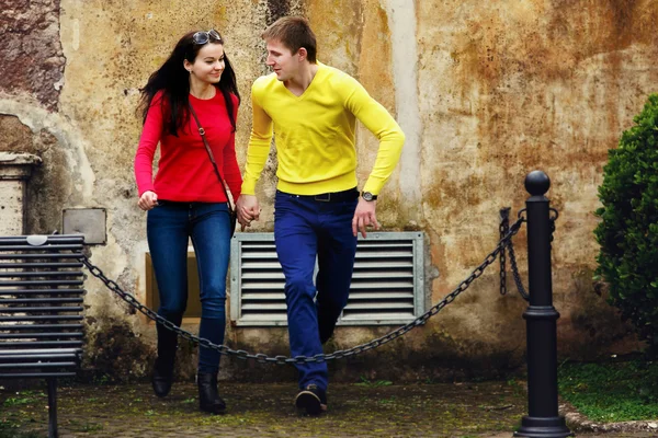 Pareja amorosa corriendo y saltando a través de la cadena — Foto de Stock