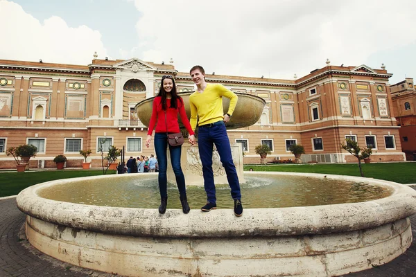 Loving couple standing on the fountain in the garden of the Vatican in Rome Italy — Stock Photo, Image