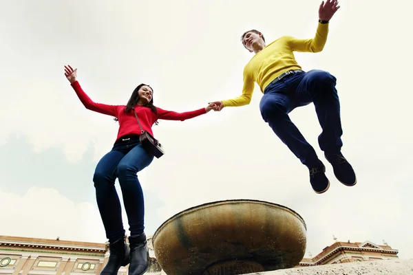 Pareja amorosa saltando sobre la fuente en el jardín del Vaticano en Roma Italia — Foto de Stock