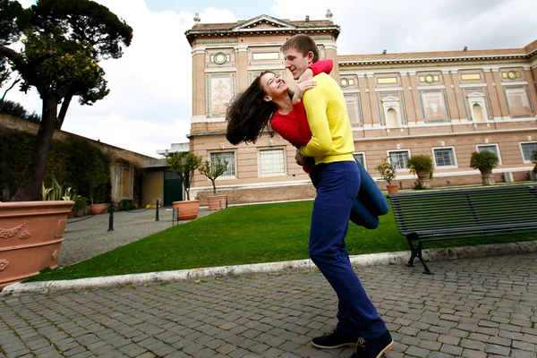 Pareja amorosa en el jardín del Museo Vaticano en Roma Italia — Foto de Stock