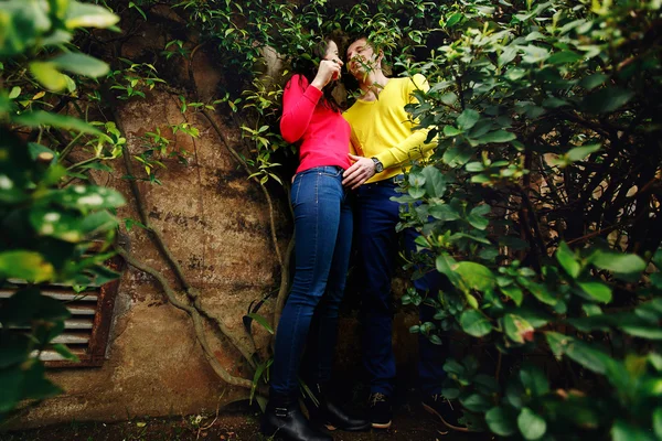 Couple amoureux dans le jardin du Musée du Vatican à Rome Italie parmi les buissons — Photo