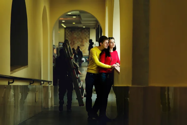 Casal apaixonado olhando pela janela do Museu do Vaticano em Roma Itália — Fotografia de Stock