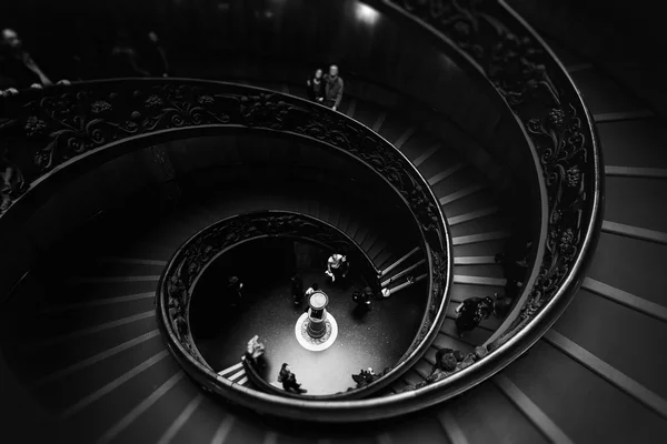 Couple go down spiral stairs in Vatican Museums — Stock Photo, Image