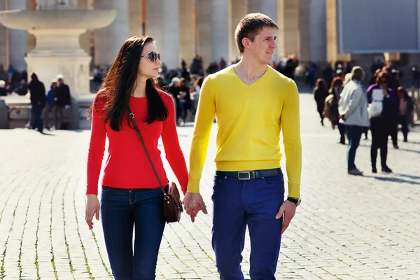 Ein paar Touristen gehen und halten Händchen auf dem zentralen Platz — Stockfoto