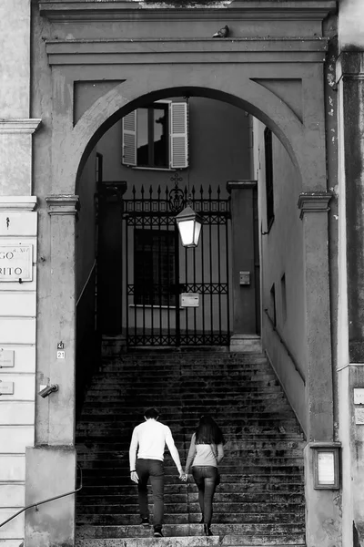 Couple climbs the stairs in Rome — Stock Photo, Image