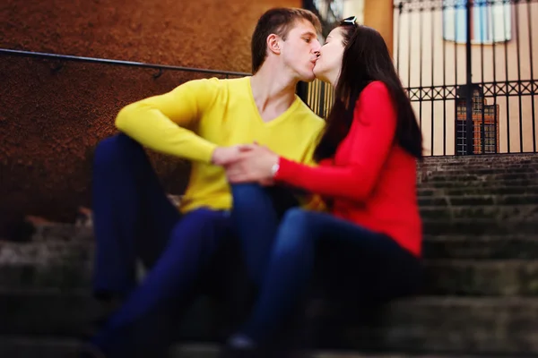 Couple sitting on stairs and kising in Rome — Stock Photo, Image