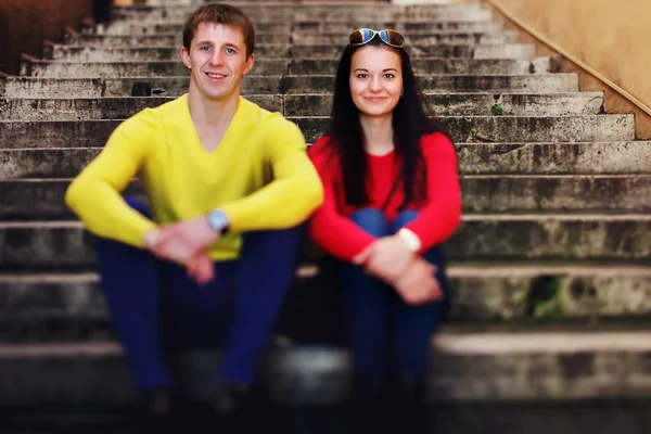 Portrait of couple sitting on stairs and kising in Rome — Stock Photo, Image