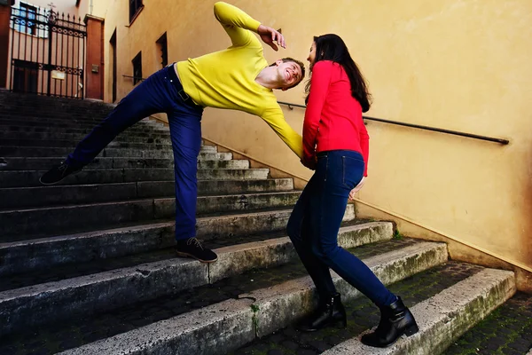 Roma'da merdivenlerde çift ayakta