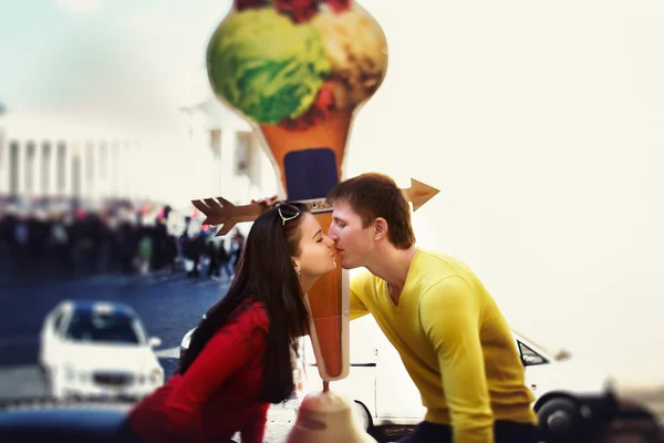 情侣接吻背景下的广告冰激淋 — 图库照片