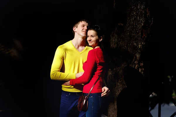 Giovane coppia passeggiando nel parco tra gli alberi — Foto Stock