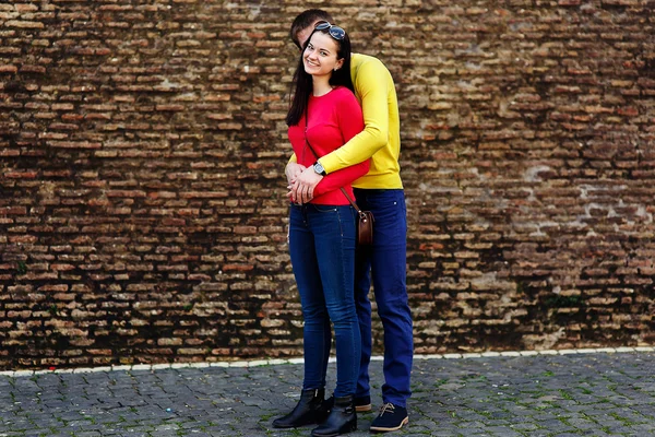 Divertente coppia sorridente sullo sfondo del Vaticano — Foto Stock