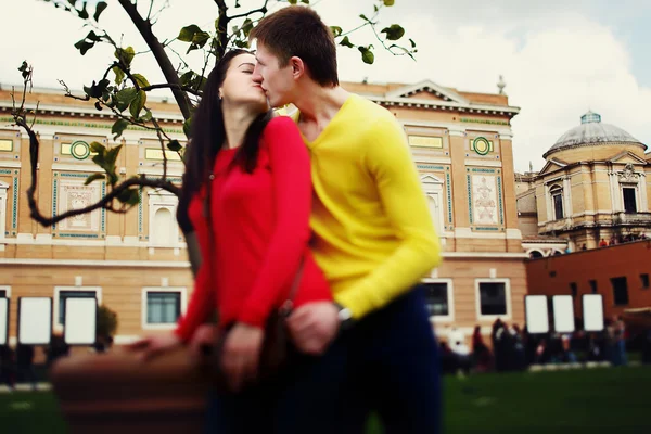 Pareja cariñosa sentada cerca del limonero en el jardín del Museo Vaticano — Foto de Stock