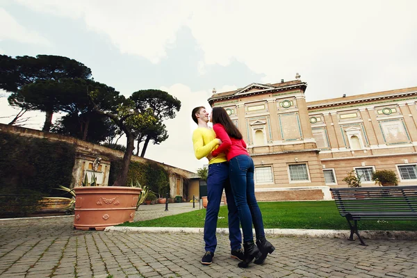 Pareja amorosa en el jardín del Museo Vaticano en Roma Italia — Foto de Stock