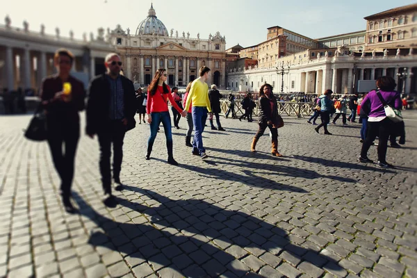 A couple of tourists walking and holding hands on the central sq — Stock Photo, Image