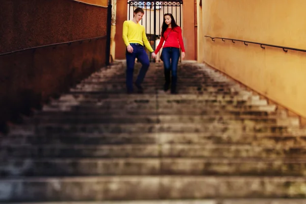 Couple down the stairs in Rome — Stock Photo, Image