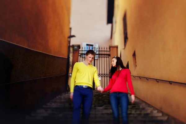 Couple down the stairs in Rome — Stock Photo, Image