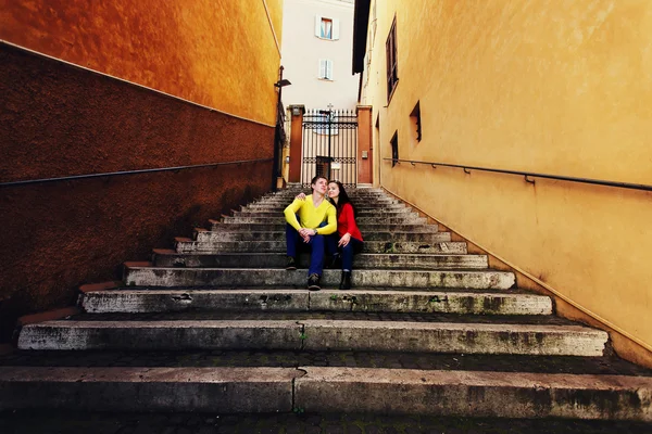 Coppia seduta sulle scale a Roma — Foto Stock