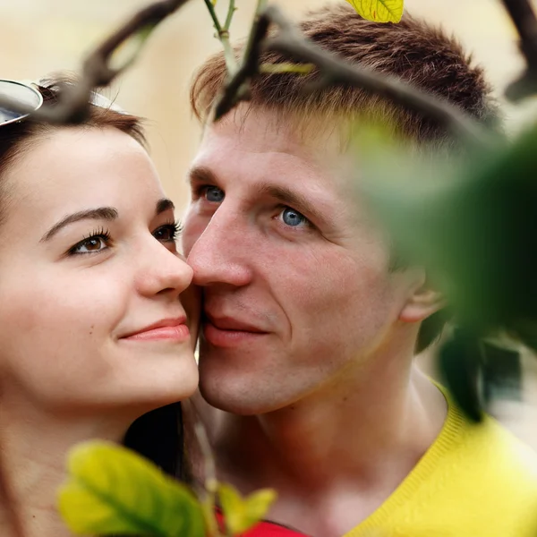 Retrato de perto dos jovens. Casal no jardim Vaticano em Roma, Itália — Fotografia de Stock