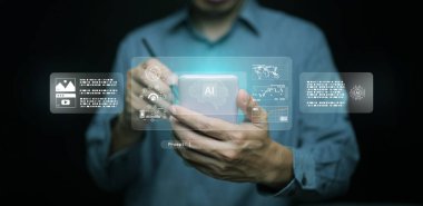 Gelecekçi yapay zeka ajanı akıllı telefonu hızlı veri analizi ve otomasyon için kullanıyor. Sanal asistan teknolojisi, yenilik, akıllı iş dönüşümü yapay zeka.