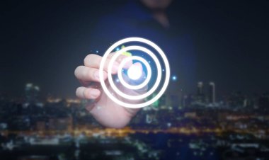 Şehir gece görüşü üzerinden sanal dijital hedefi gösteren bir dart dartıyla. Odaklanma, yenilik ve iş başarısı. Pazarlama, strateji, liderlik ve dijital dönüşüm kavramları için.