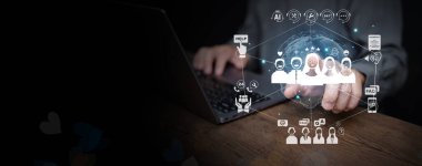 CRM, müşteri ilişkileri yönetim arayüzü AI sohbet robotunu, yardım masasını, SQ 'yu ve iş iletişimi ve müşteri hizmetleri iyileştirme analizlerini gösteriyor.