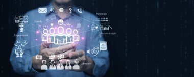 CRM, müşteri ilişkileri yönetimi, müşteri veri analizlerini gösteren sistem konsepti, geri bildirim, müşteri memnuniyetini, sadakati ve dijital hizmet verimliliğini artırmak için katılım stratejisi.