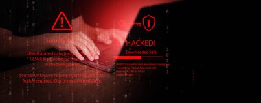 Dizüstü bilgisayarı olan bir adam, hacklenme alarmı ve kırmızı dijital uyarı arayüzü ile karşılaşır. Hacklenmeyi, veri hırsızlığını, kötü amaçlı yazılım enfeksiyonunu, sahtekarlığı, siber güvenlik farkındalığını, online güvenliği temsil eder..