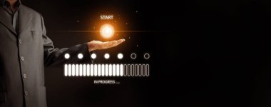 İşadamının elinde dijital gösterge çubuğuyla başlat düğmesini. Girişim, proje yönetimi teknolojisi, görev iyileştirmesi, sistem başlatılması, iş akışı başlatılması, üretkenlik, uygulama.