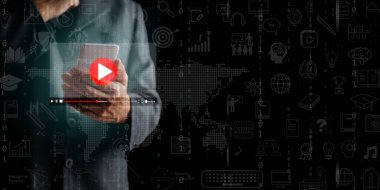 Adam, arka planda eğitim ikonu ve ikili kod ile video oynatıcı arayüzü olan akıllı telefon kullanıyor. Çevrimiçi küresel eğitim erişimi, mobil e-öğrenme teknolojisi, dijital eğitim, video kursları.