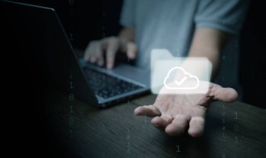 Dizüstü bilgisayardaki el ile sunulan dizin simgesi dijital dosyaları, kağıtsız ofisi, dosya yönetimini, belge iş akışını, iş verimliliğini ve uzaktan çalışmayı geliştirmek için bulut depolama teknolojisini temsil eder..